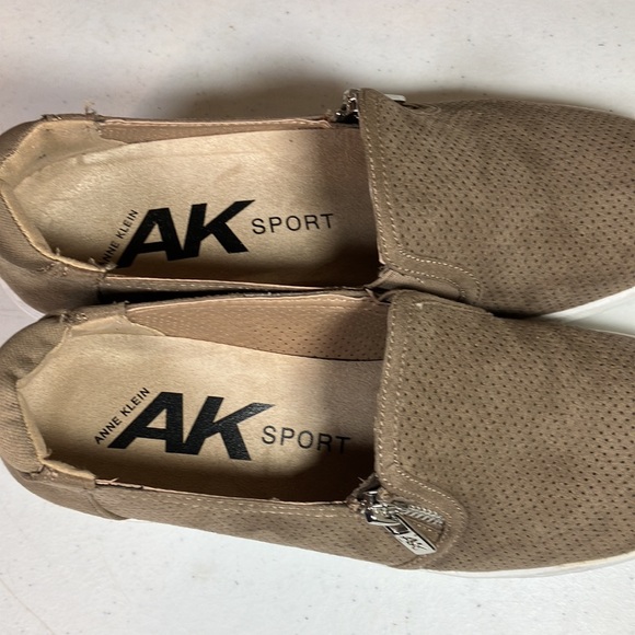 EUC Anne Klein 6.5 Women’s Taupe/Gray NISSA Casual Slip On Wedge - Picture 7 of 9